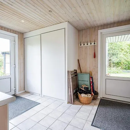 6 Person In Tarm-by Traum *