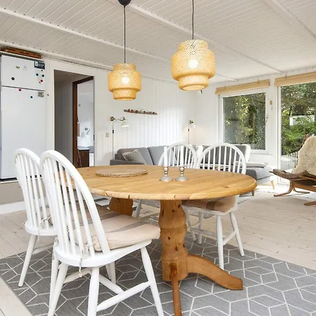 6 Person In Tarm-by Traum Tarm