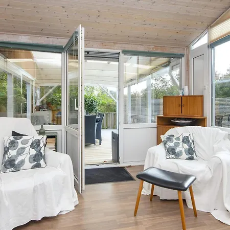 6 Person In Tarm-by Traum