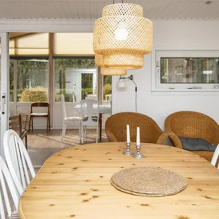 6 Person In Tarm-by Traum