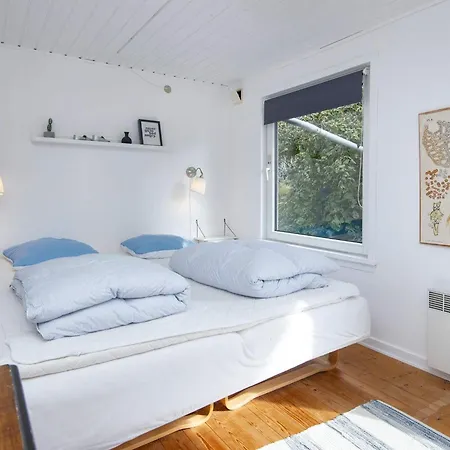 6 Person In Tarm-by Traum *