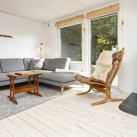 6 Person In Tarm-by Traum Tarm