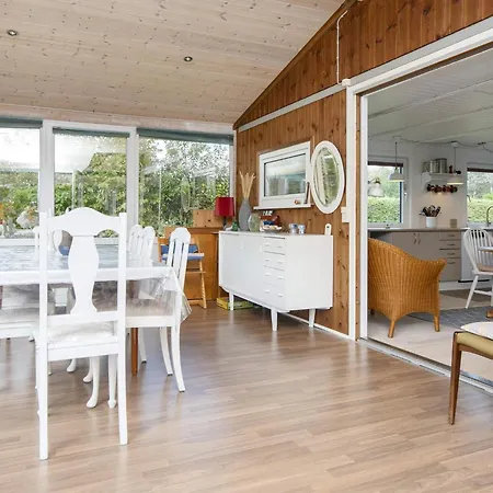 6 Person In Tarm-by Traum * Tarm