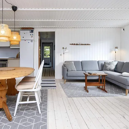 6 Person In Tarm-by Traum