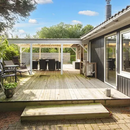 6 Person In Tarm-by Traum *