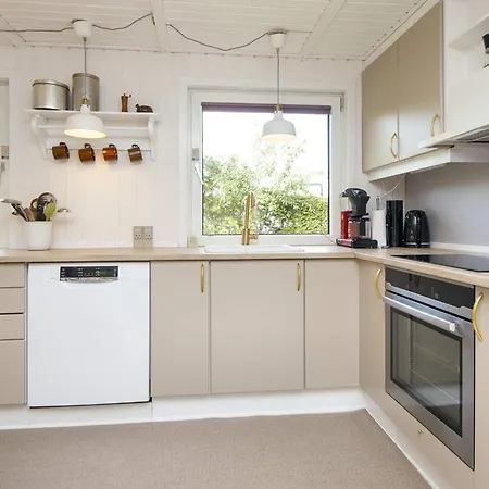 6 Person In Tarm-by Traum Tarm