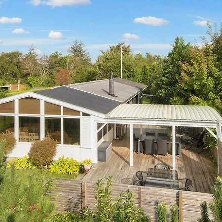 6 Person In Tarm-by Traum